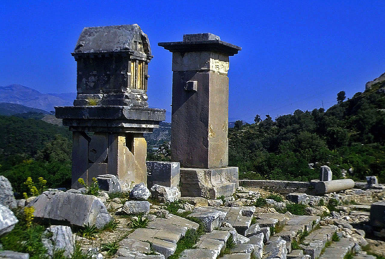 22.04.1993 | Theater   | Pfeilersarkophag, Harpienmonument; Kirchenfund.