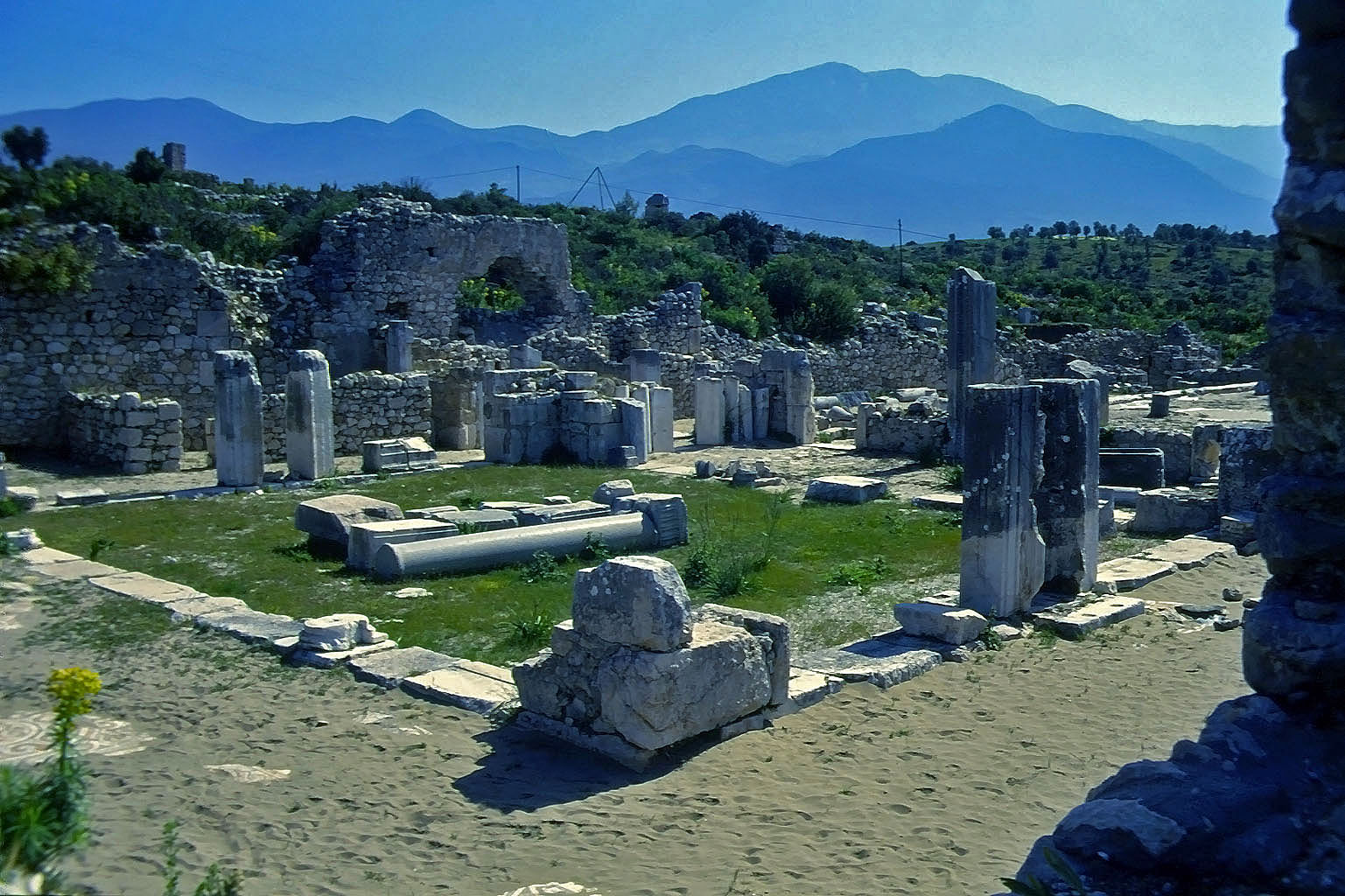 22.04.1993 | Basilika | aufgestellte Reste der byzantinischen Basilika