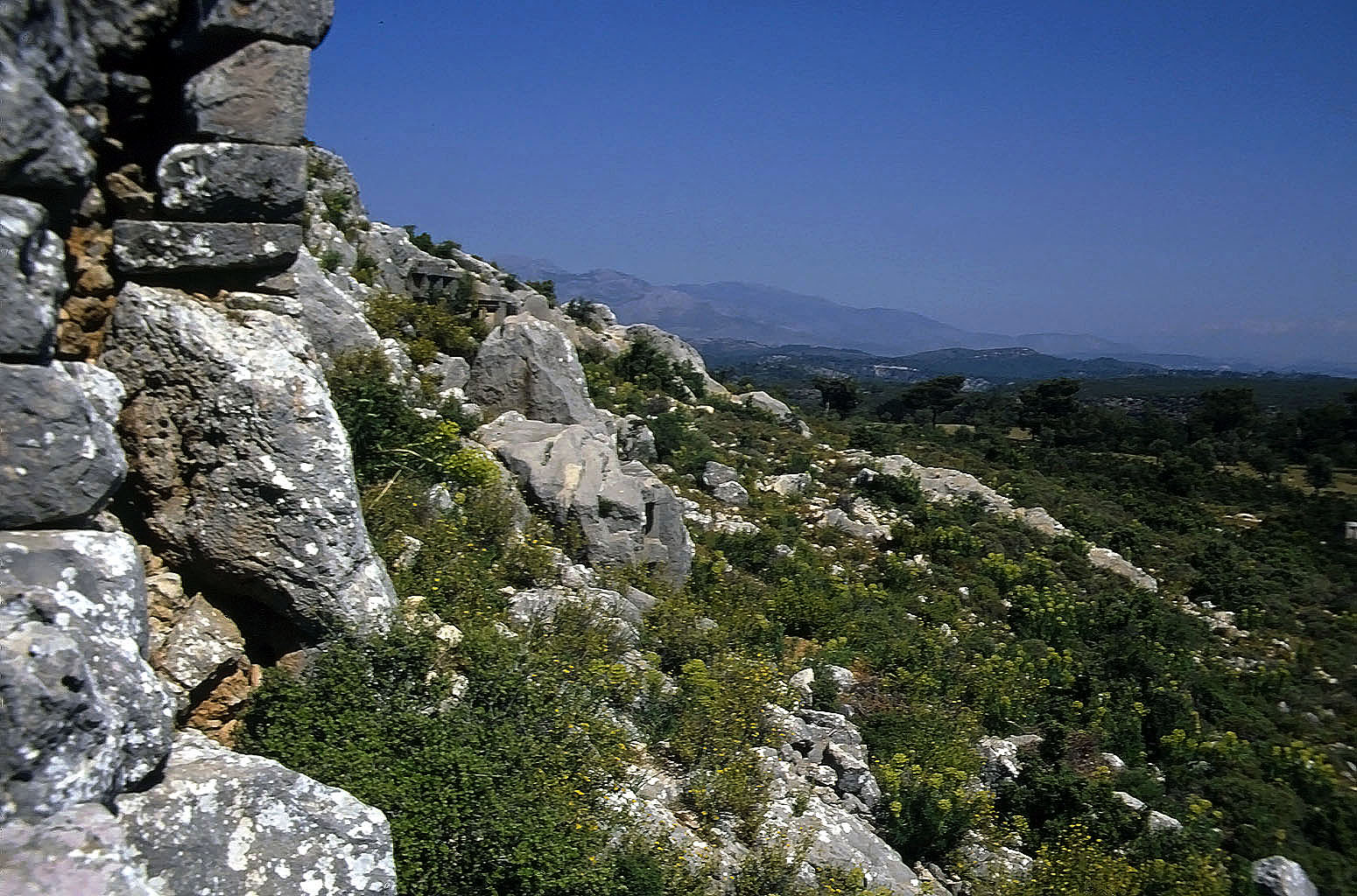 22.04.1993 | Stadtmauer | Blick nach Norden auf externe Nekropole