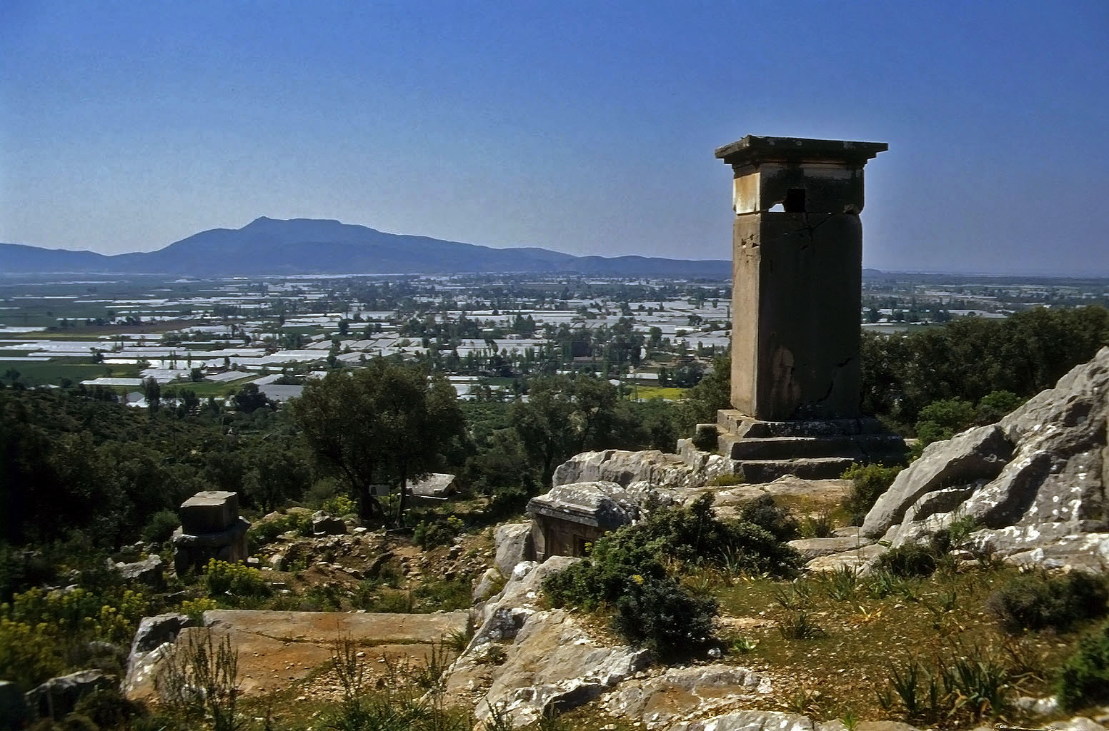 22.04.1993 | Akropolis | Pfeilergrab und Nekropole über Gewächshäusern