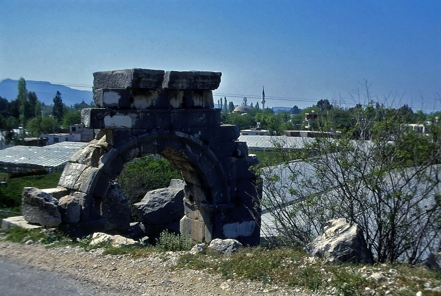 22.04.1993 | Südtor | Vespasiansbogen beim Südtor über Gewächshäusern